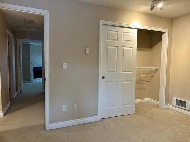 Building Photo - Two Story Condo in Downtown Bellevue