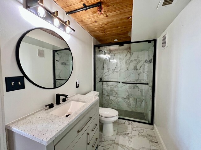 Building Photo - Stunning 2BR/1BA  Condo in Charlotte!!