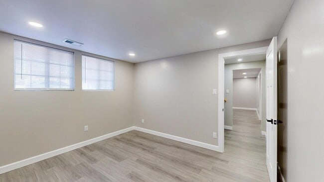 Building Photo - 1033 E 51st Pl