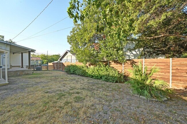 Building Photo - 1900 Cedar Ave