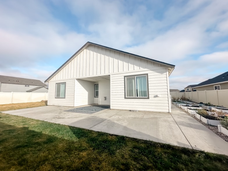 Building Photo - 742 N Doumit Dr