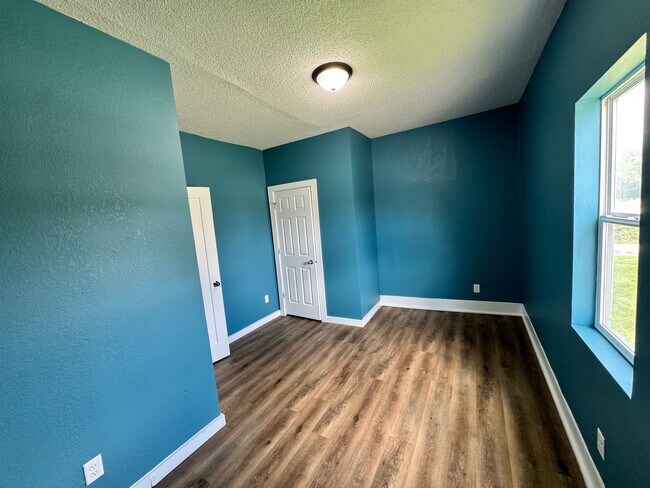 Building Photo - Cute 2 bedroom house in Rock Island