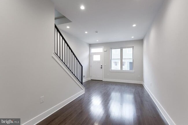 Building Photo - 2722 Latona St