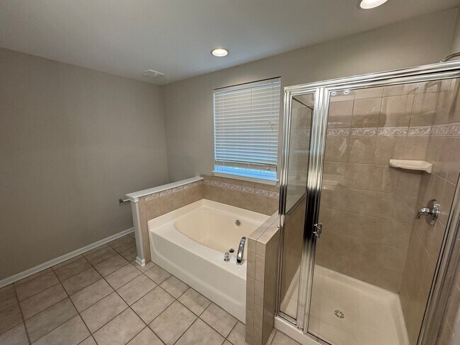 Building Photo - 152 N Arcadian Way