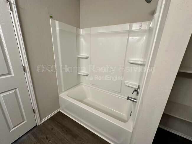Building Photo - 9913 Rattlesnake Ln