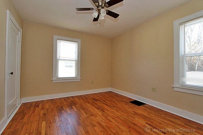 Building Photo - House Close To Campus!