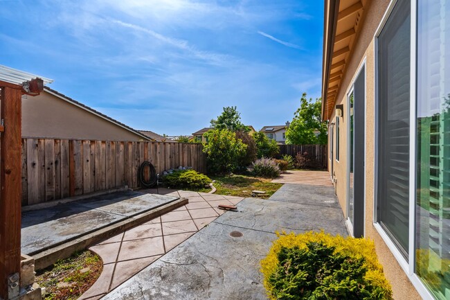 Building Photo - Spacious 3-Bed, 2-Bath Single Level Home