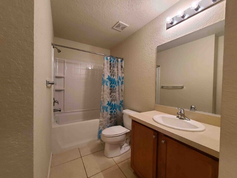 Building Photo - 5598 SW 39th St