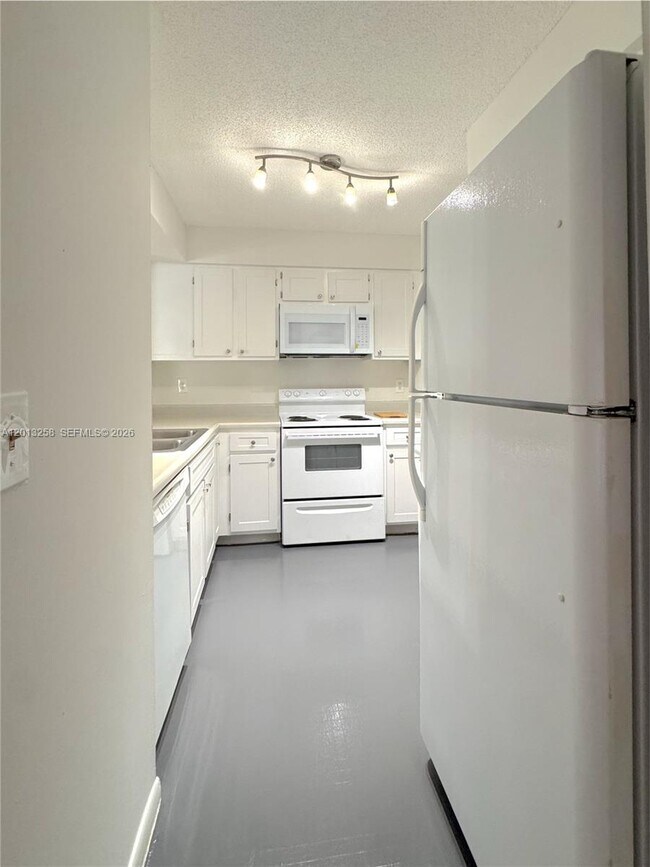 Building Photo - 1281 SW 46th Ave