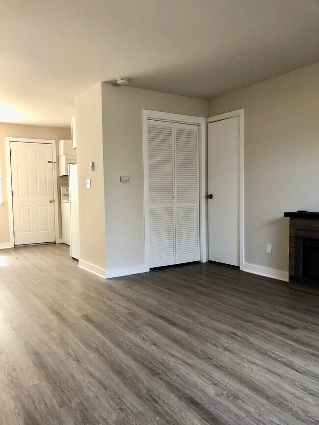 Building Photo - 3601 NE 73rd Pl