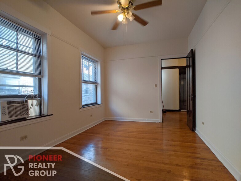 Building Photo - 822 W Waveland Ave