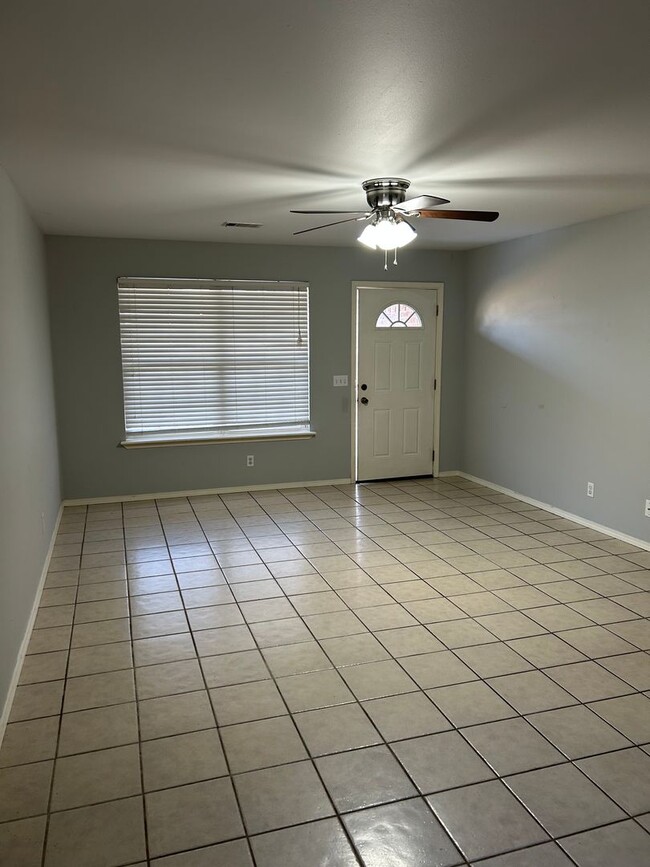 Building Photo - 904 E 5th St