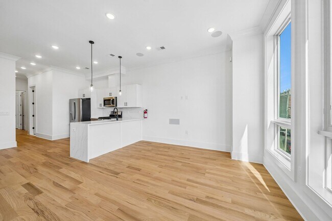 Building Photo - 169 Bowers St