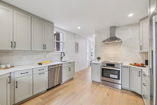 Building Photo - 34 Larch St