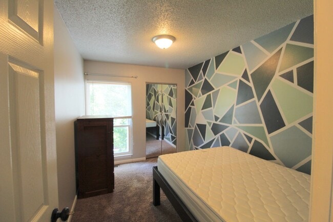 Building Photo - 1320 Bradley Dr