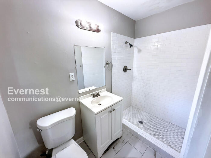 Building Photo - 913 21st Ave NW