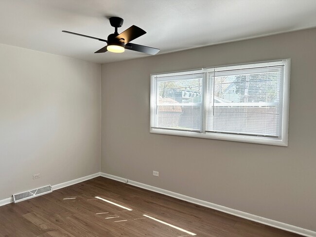 Building Photo - 525 Ryan Ln