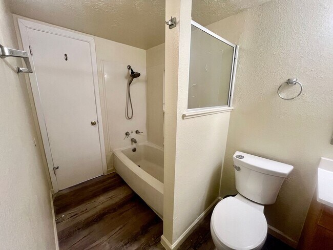Building Photo - Move in Special! Bedroom 1.5 Bathroom 1 Car Garage