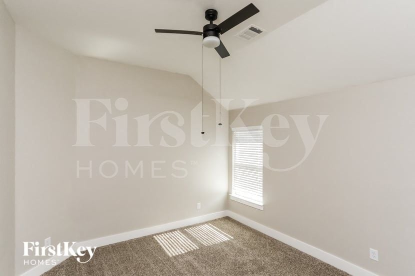 Building Photo - 537 Windrow Ln