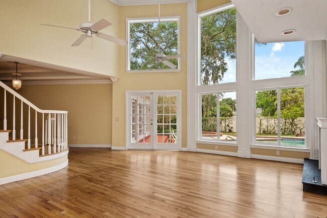 Building Photo - Winter Park Pool Home on half acre lot, st...