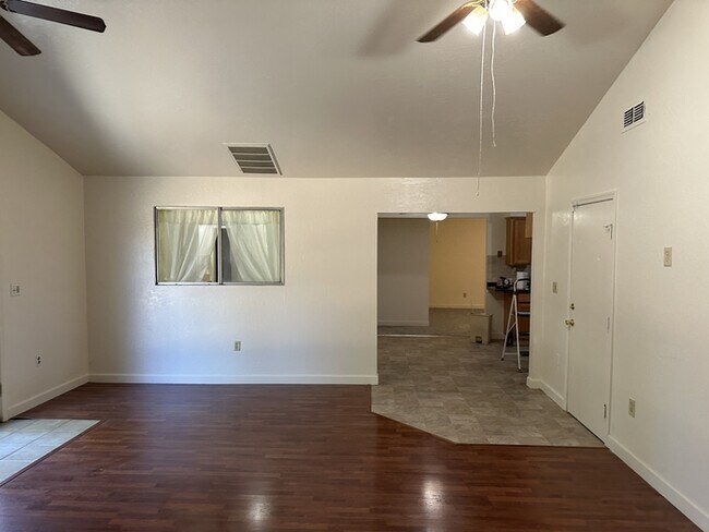 Building Photo - Welcome to Woodside Drive! Opportunity awa...