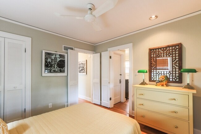 Building Photo - {4805}  Charming West Plaza Bungalow + Pri...