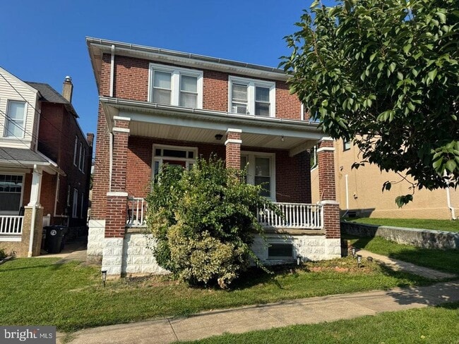 Primary Photo - 134 W 8th Ave