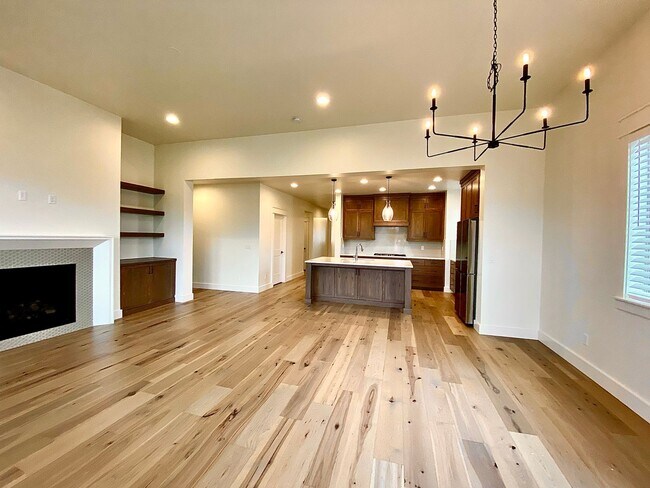 Building Photo - Beautiful Custom 6 Bedroom (2 Primary Bedr...
