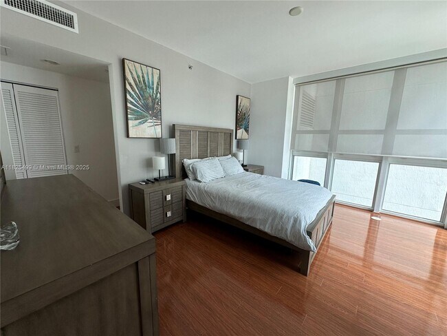 Building Photo - 951 Brickell Ave