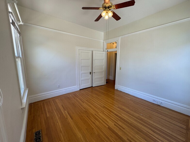 Building Photo - 627 Rose Ave