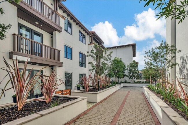 Building Photo - 657 Walnut St