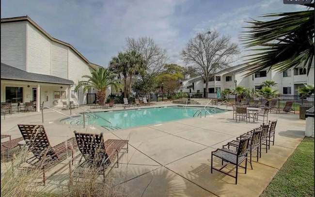 Building Photo - Prime Mt. Pleasant Condo Living!