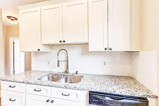 Building Photo - 65 Vanderhorst St