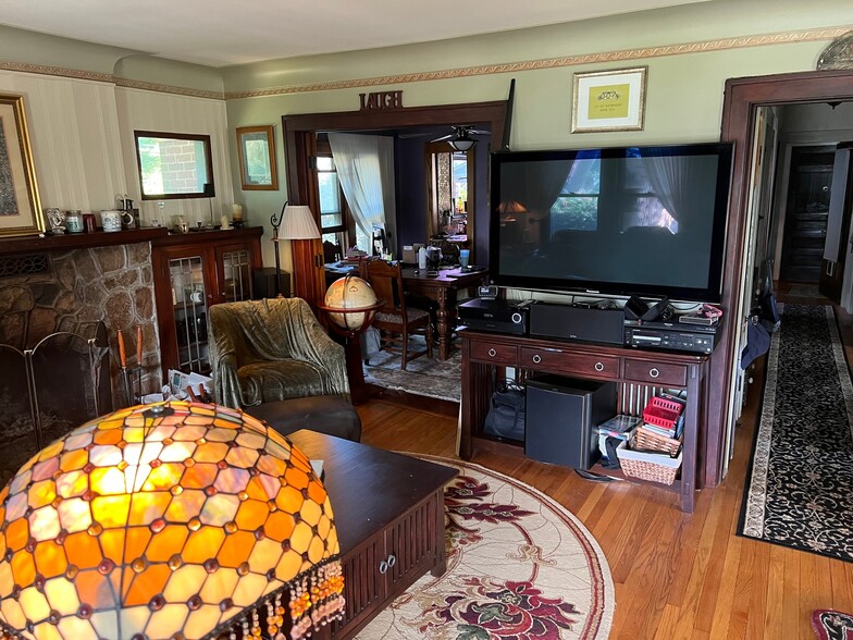 Building Photo - 903 E Lincoln Ave