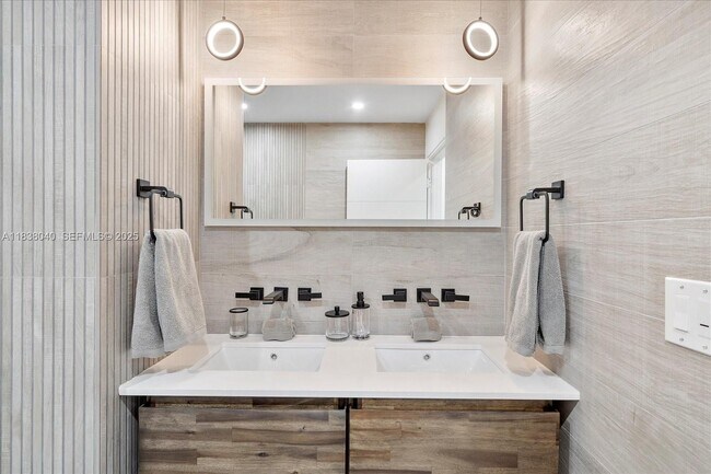 Building Photo - 2301 Collins Ave