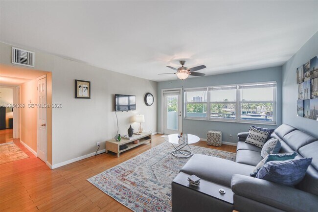 Building Photo - 401 Golden Isles Dr