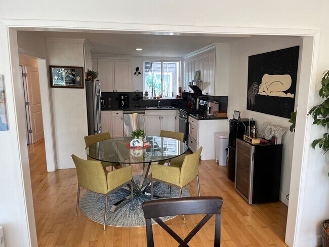 Building Photo - Amazing rare updated full floor Richmond f...