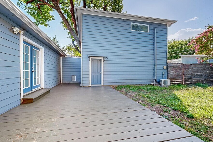 Building Photo - 8919 San Fernando Way