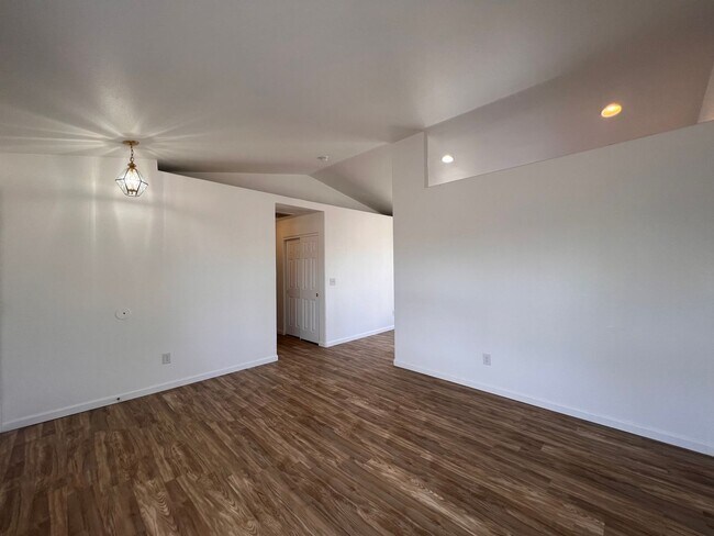 Building Photo - 3 bedroom Home in Donner Trail Estates, Fernley