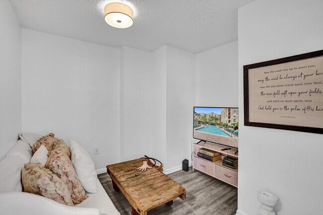 Building Photo - 520 SE 5 Ave