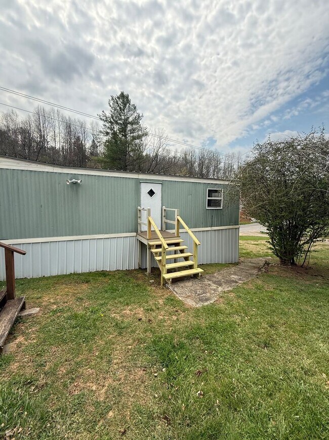 Building Photo - 2 Bedroom / 1 Bath Manufactured Home Kingsport TN