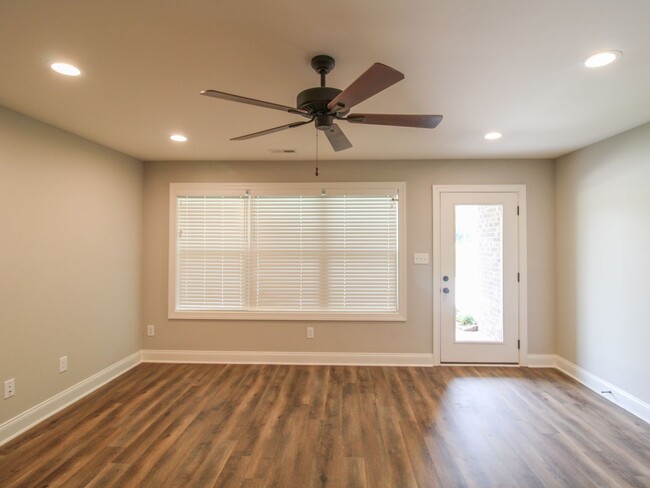 Building Photo - MOVE IN Special - 1st Month Rent FREE - Ca...