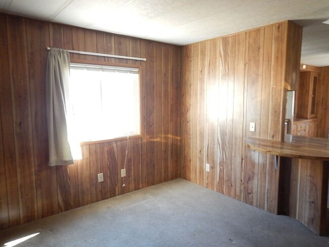 Building Photo - *PRICE IMPROVEMENT* 2 Bedroom on South Side of Prineville, Close to Hospital - Available Now!