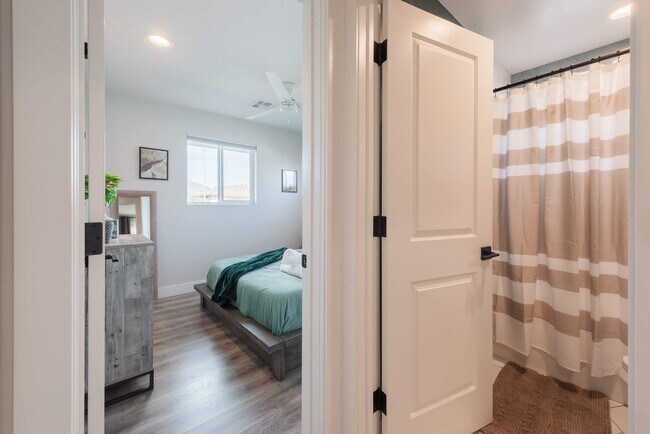 Building Photo - 4917 E Granada Rd