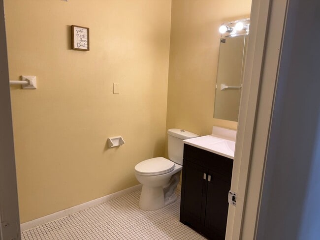 Building Photo - 3-Bedroom Condo for Rent in Eagan - Available Now!