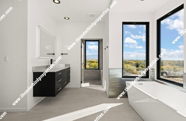 Building Photo - Living on top of the world in Corrales!!!! Look at these views!!!!