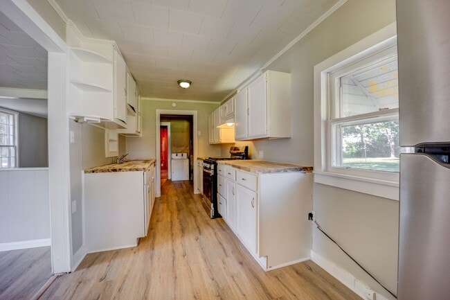 Building Photo - Freshly Updated 3 Bedroom Home