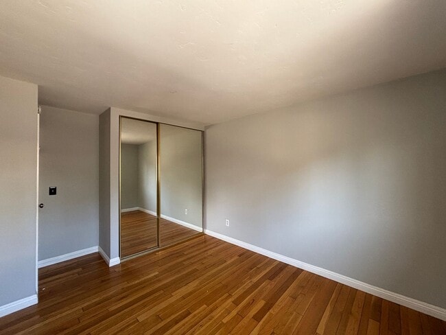 Building Photo - Spacious 3BD/2.5BA Townhouse in UTC W/ 2-C...