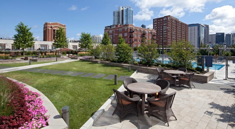 Building Photo - 354 W Hubbard St