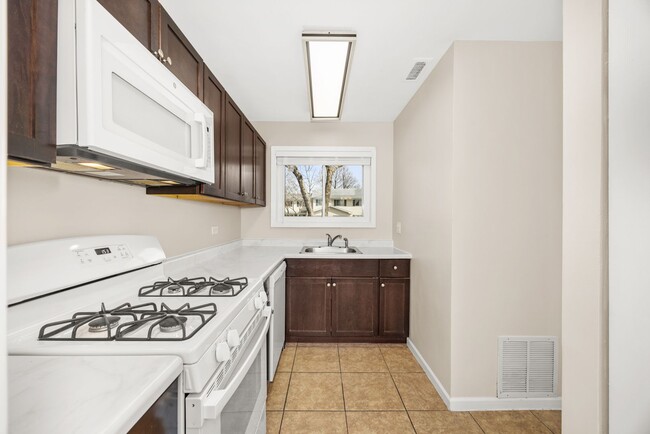 Building Photo - Carol Stream Townhome with Three Bedrooms and One Car Garage